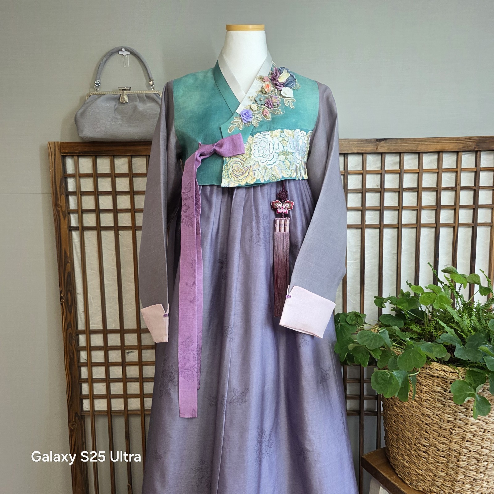 Excellent condition Korean Women Hanbok Set Emerald Green Jeogori Lavender Chima