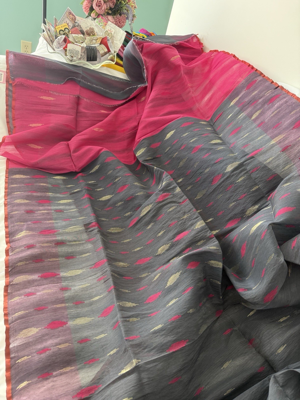 NEW, Handmade, Original Dhakai Jamdani Saree ( item#L2137 ) Only $29