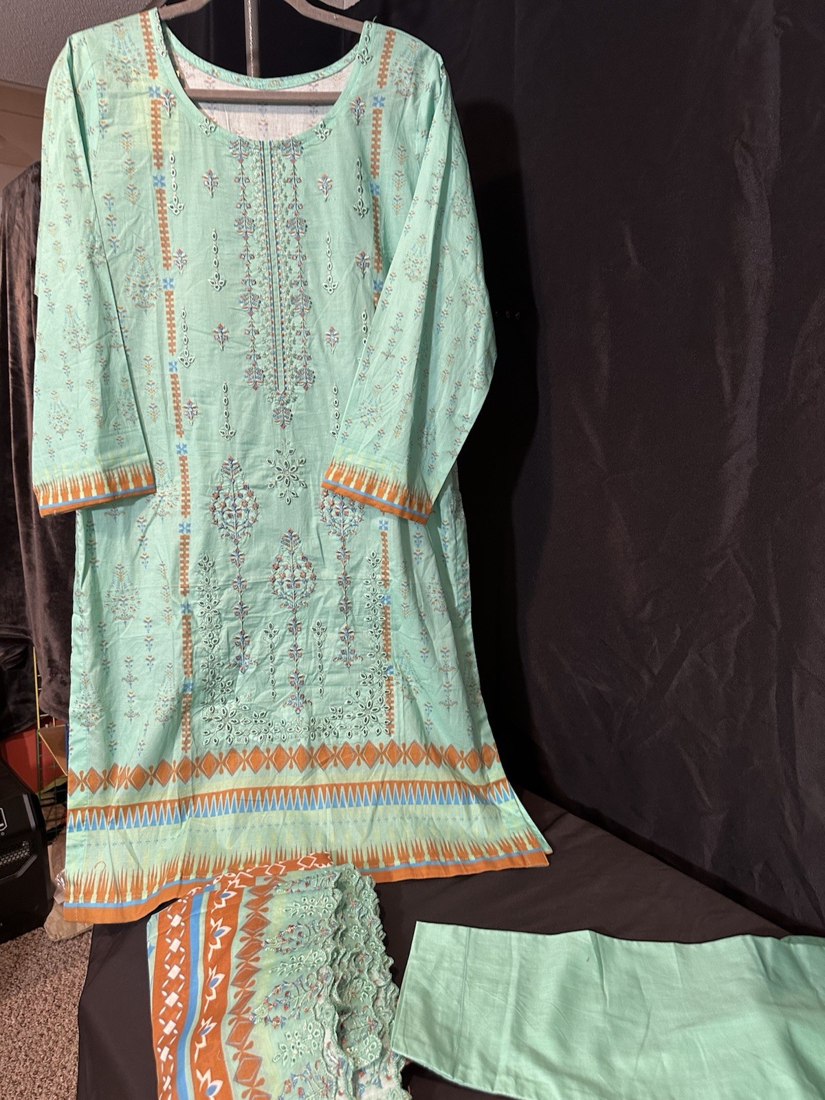 ⭐️Tailor Stitched Emb Lawn Suit On Sale- 4 PC – Inner Included -Medium Size- $35