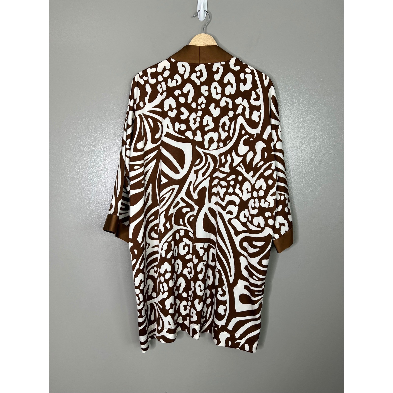 Chico’s brown white kimono satin large XL travel artsy resortwear festival