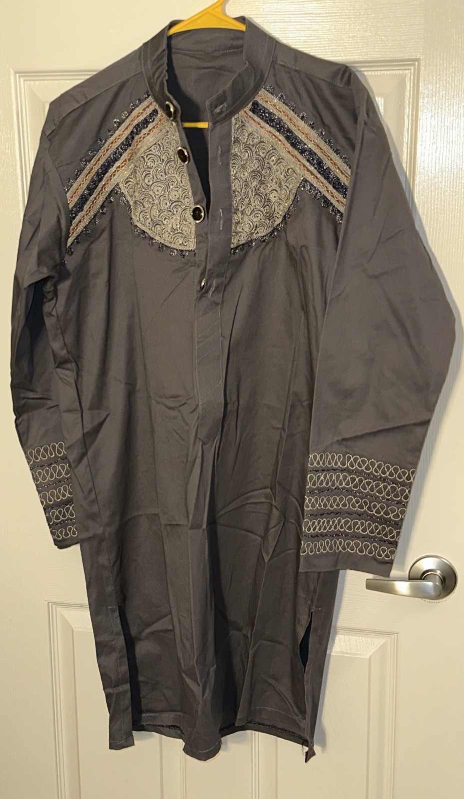 Men’s Embroidered Kurta Tunic Gray Long Sleeve Ethnic Shirt Thobe Style Size M/L