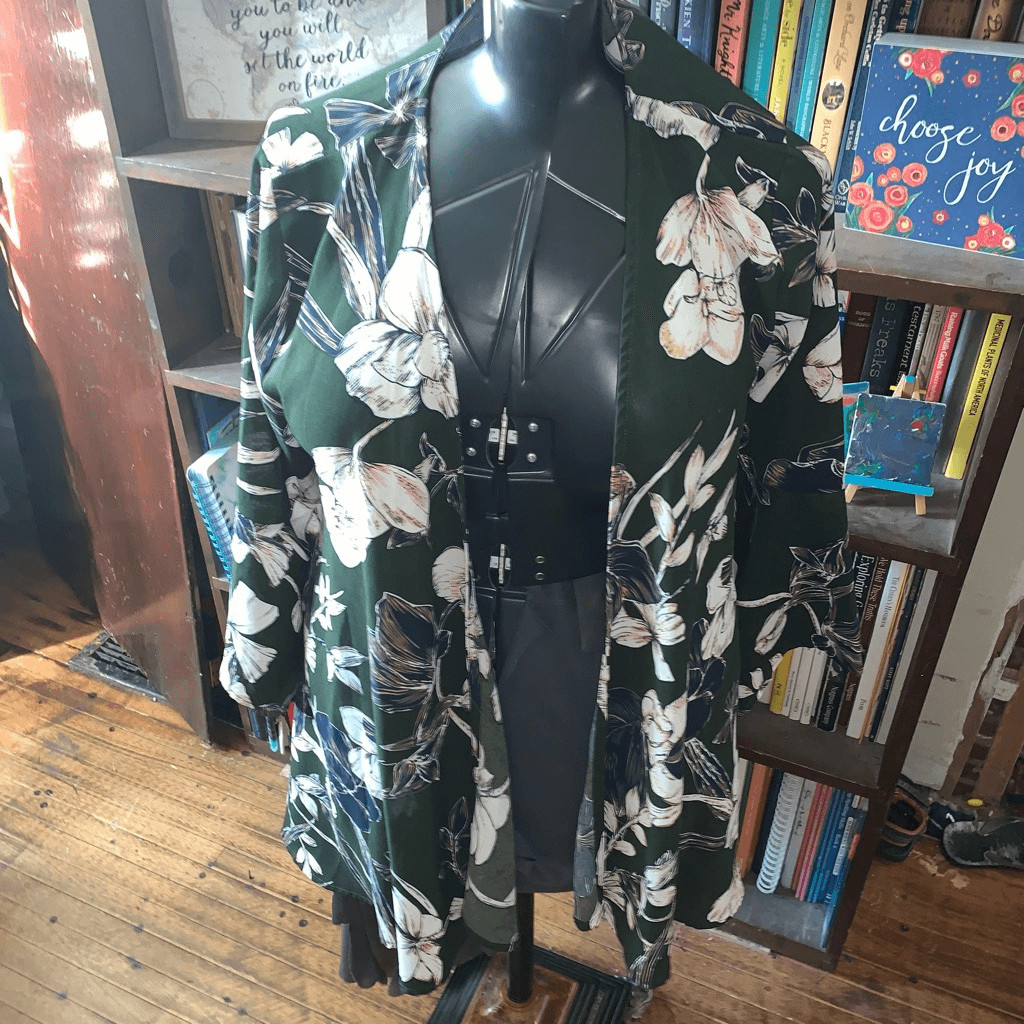 Altar’d State green tropical flower lightweight M coverup kimono