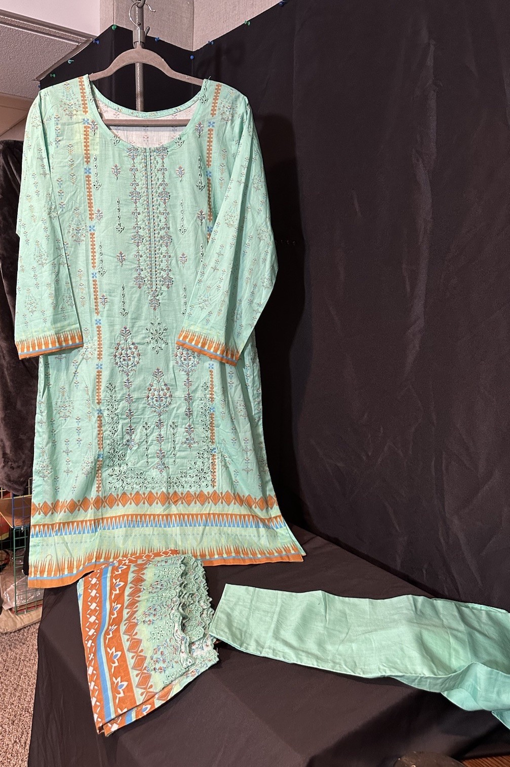 ⭐️Tailor Stitched Emb Lawn Suit On Sale- 4 PC – Inner Included -Medium Size- $35