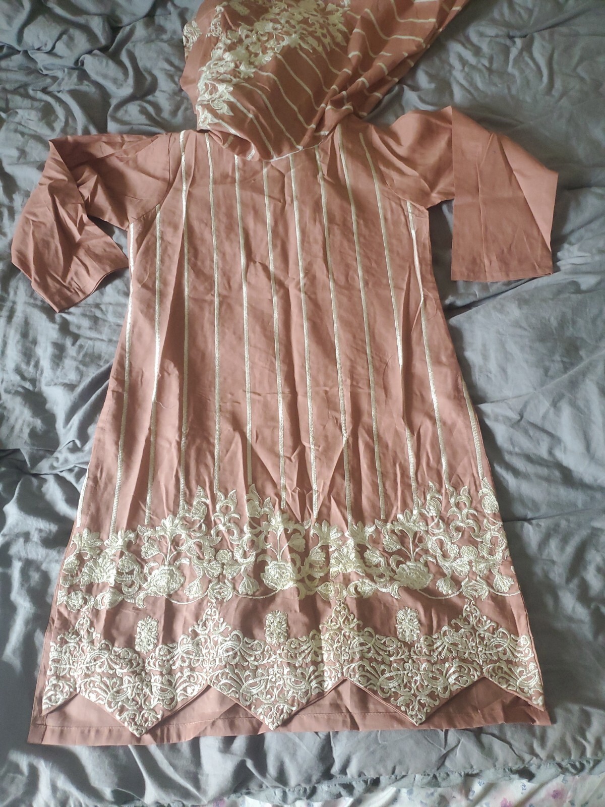 Pakistani Embroidered Lawn Shirt Size Medium Chest 40″ Length 38″